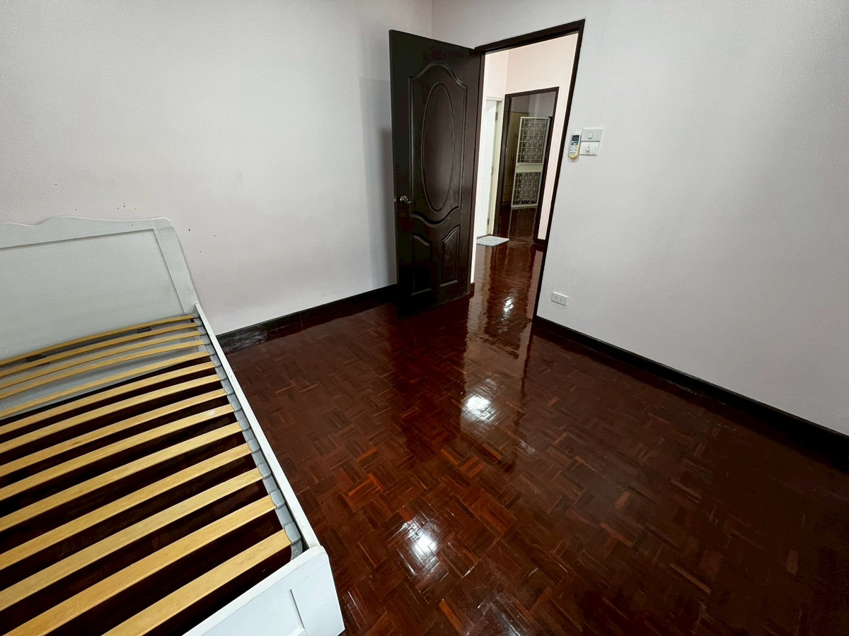 For RentHouseChaengwatana, Muangthong : Brand new, newly renovated 3-bedroom house behind Central Chaengwattana. 3-year lease only.