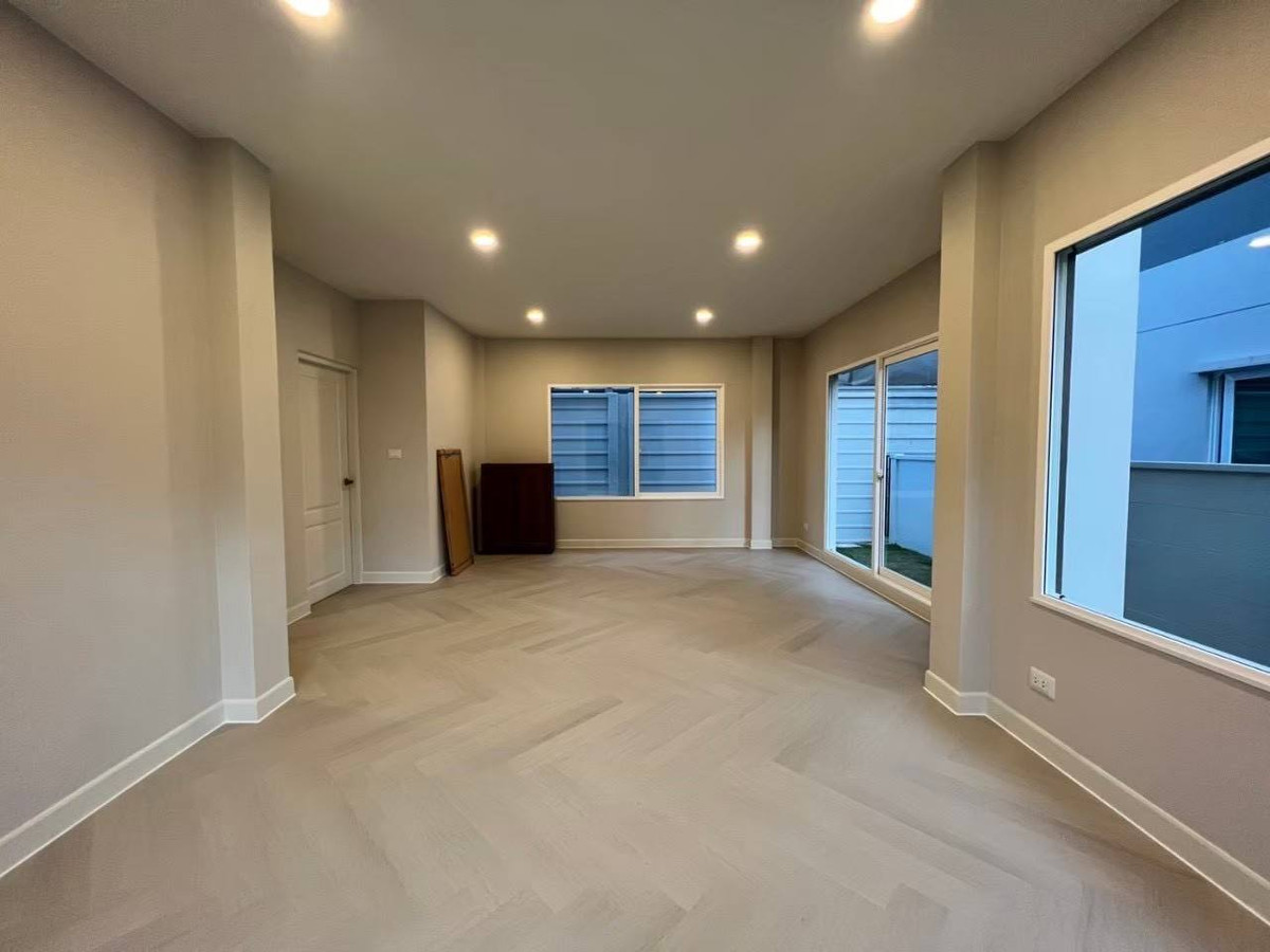 For RentHousePathum Thani,Rangsit, Thammasat : Large house type, 4 bedrooms, 3 bathrooms, full A/C and curtains. Furniture can be included or excluded.