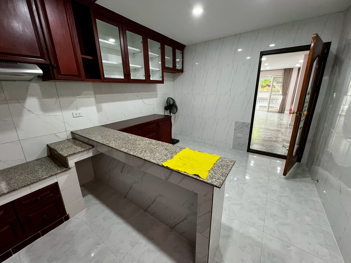 For RentHouseChaengwatana, Muangthong : Brand new, newly renovated 3-bedroom house behind Central Chaengwattana. 3-year lease only.