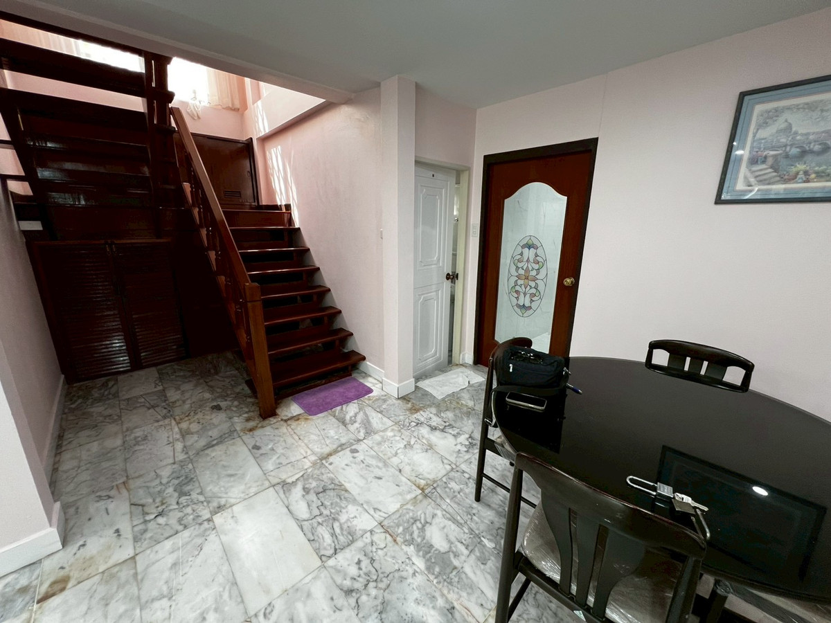 For RentHouseChaengwatana, Muangthong : Brand new, newly renovated 3-bedroom house behind Central Chaengwattana. 3-year lease only.