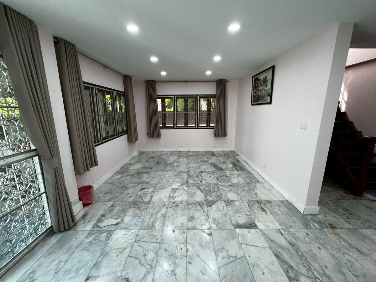 For RentHouseChaengwatana, Muangthong : Brand new, newly renovated 3-bedroom house behind Central Chaengwattana. 3-year lease only.