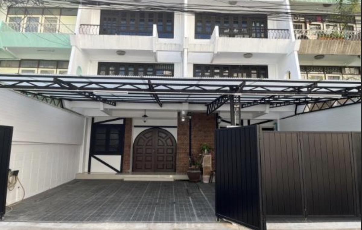 For RentTownhomeSathorn, Narathiwat : For Rent Townhouse zone Sathorn 
48 sq.wah 400 sqm. 3beds 3baths many multipurpose room  fully furnished ready to move in