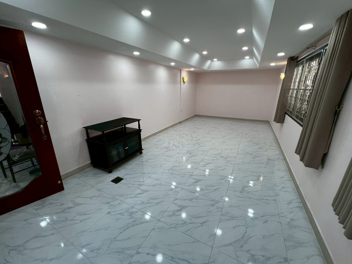 For RentHouseChaengwatana, Muangthong : Brand new, newly renovated 3-bedroom house behind Central Chaengwattana. 3-year lease only.