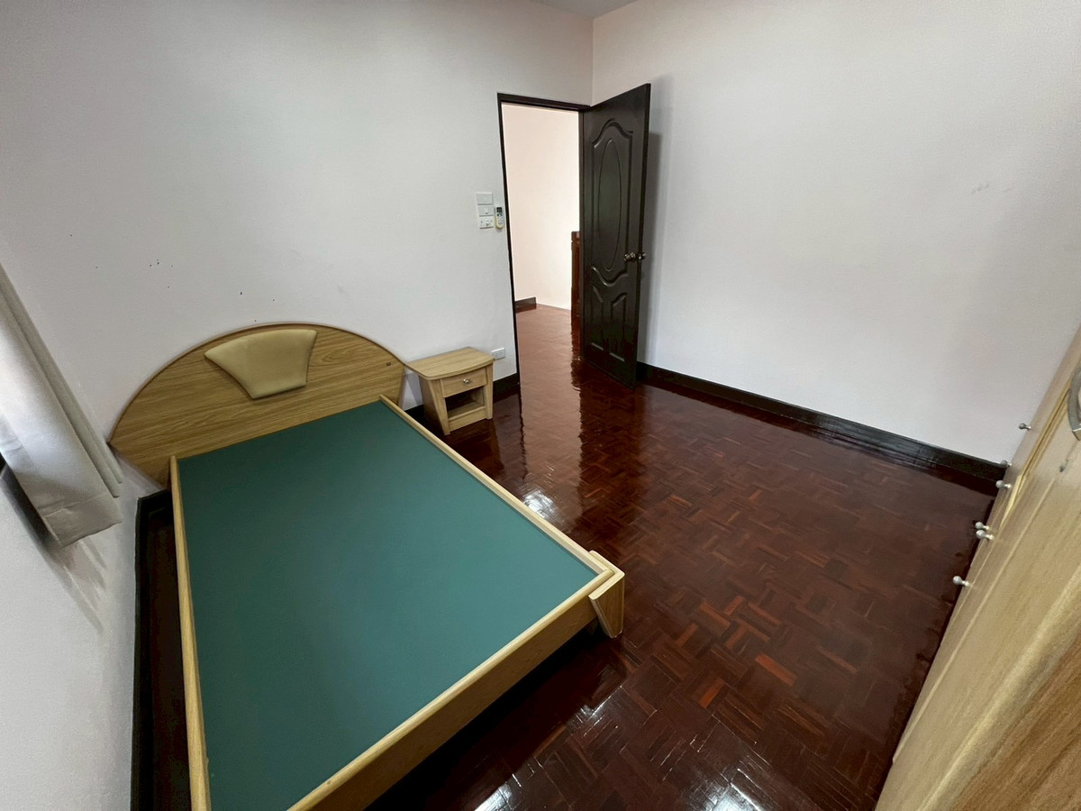 For RentHouseChaengwatana, Muangthong : Brand new, newly renovated 3-bedroom house behind Central Chaengwattana. 3-year lease only.