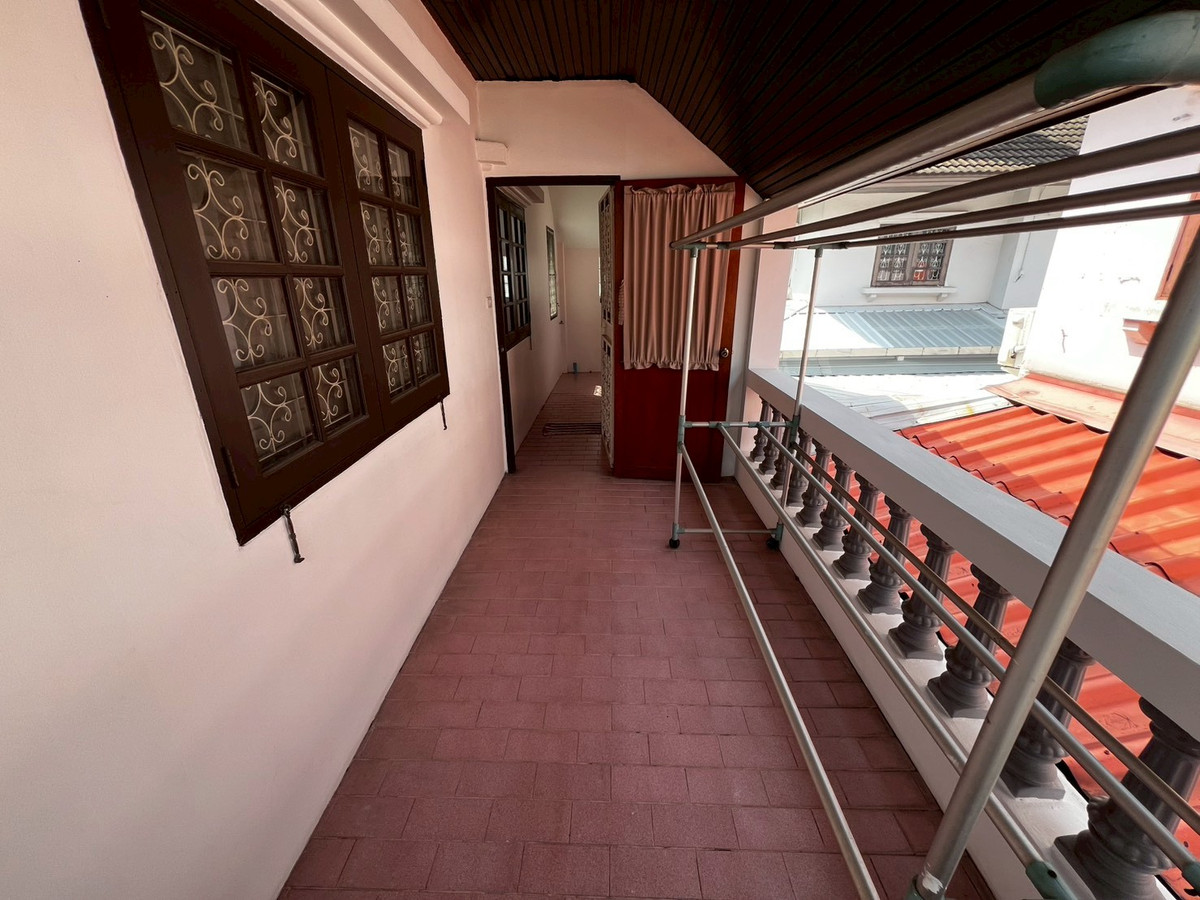 For RentHouseChaengwatana, Muangthong : Brand new, newly renovated 3-bedroom house behind Central Chaengwattana. 3-year lease only.