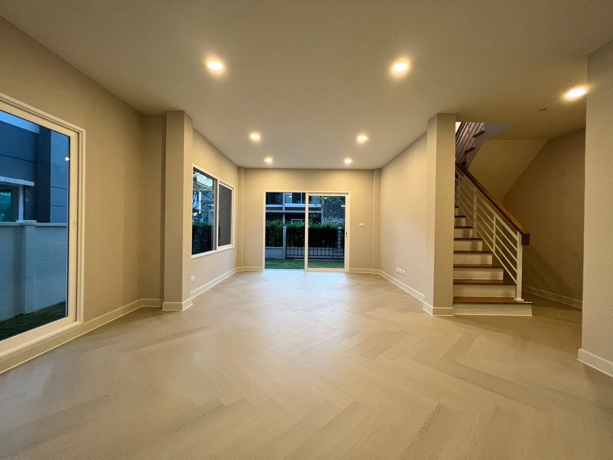 For RentHousePathum Thani,Rangsit, Thammasat : Large house type, 4 bedrooms, 3 bathrooms, full A/C and curtains. Furniture can be included or excluded.