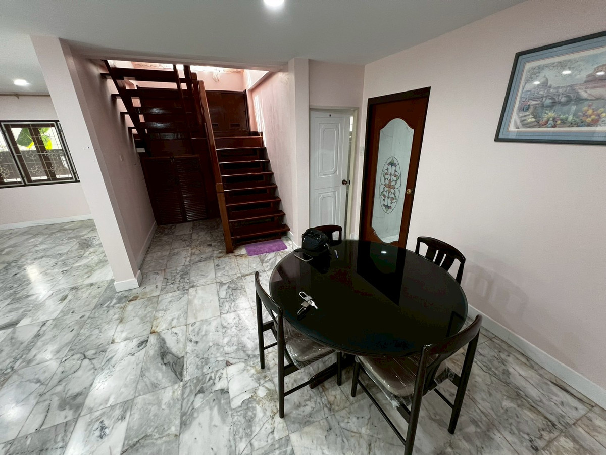 For RentHouseChaengwatana, Muangthong : Brand new, newly renovated 3-bedroom house behind Central Chaengwattana. 3-year lease only.