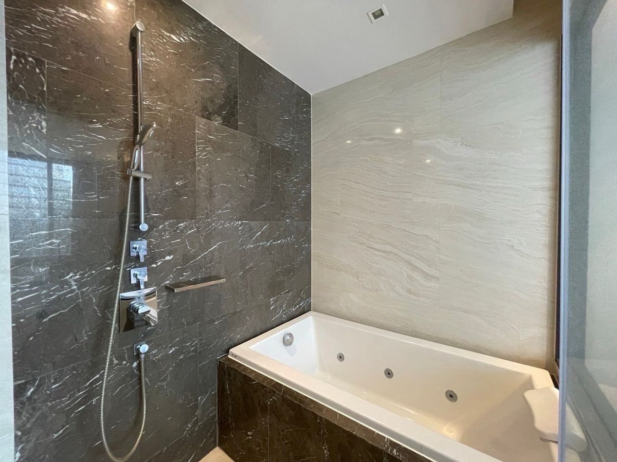 For SaleCondoSilom, Saladaeng, Bangrak : ✨ 👍 Ideal for Living or Investment in Bangkok’s CBD! Stylish condo in a prime location.Surrounded by lifestyle destinations, top offices, restaurants & cafes. Perfect for professionals or investors seeking long-term returns.