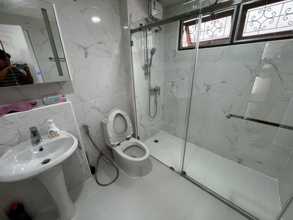 For RentHouseChaengwatana, Muangthong : Brand new, newly renovated 3-bedroom house behind Central Chaengwattana. 3-year lease only.