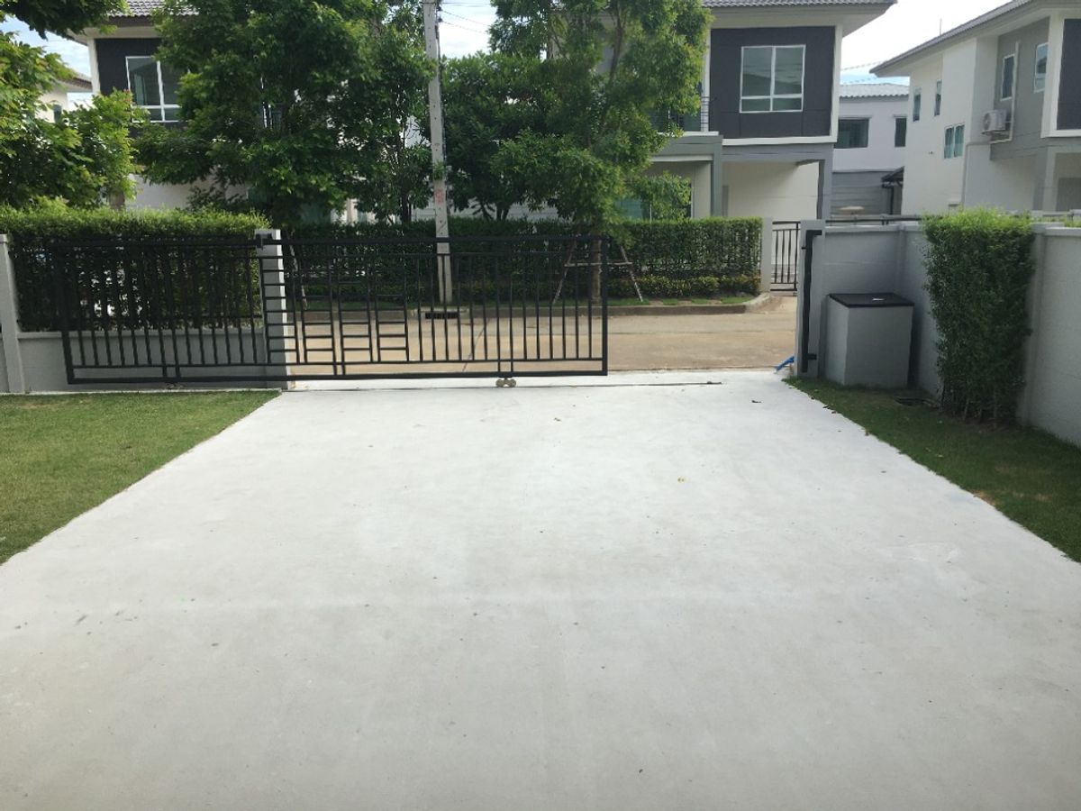For RentHousePathum Thani,Rangsit, Thammasat : House with 4 bedrooms, have room in 1st floor, full air conditioner, full curtains, near Future Park