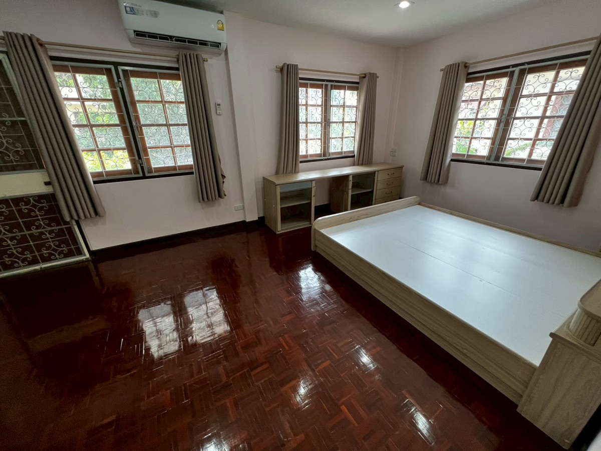 For RentHouseChaengwatana, Muangthong : Brand new, newly renovated 3-bedroom house behind Central Chaengwattana. 3-year lease only.