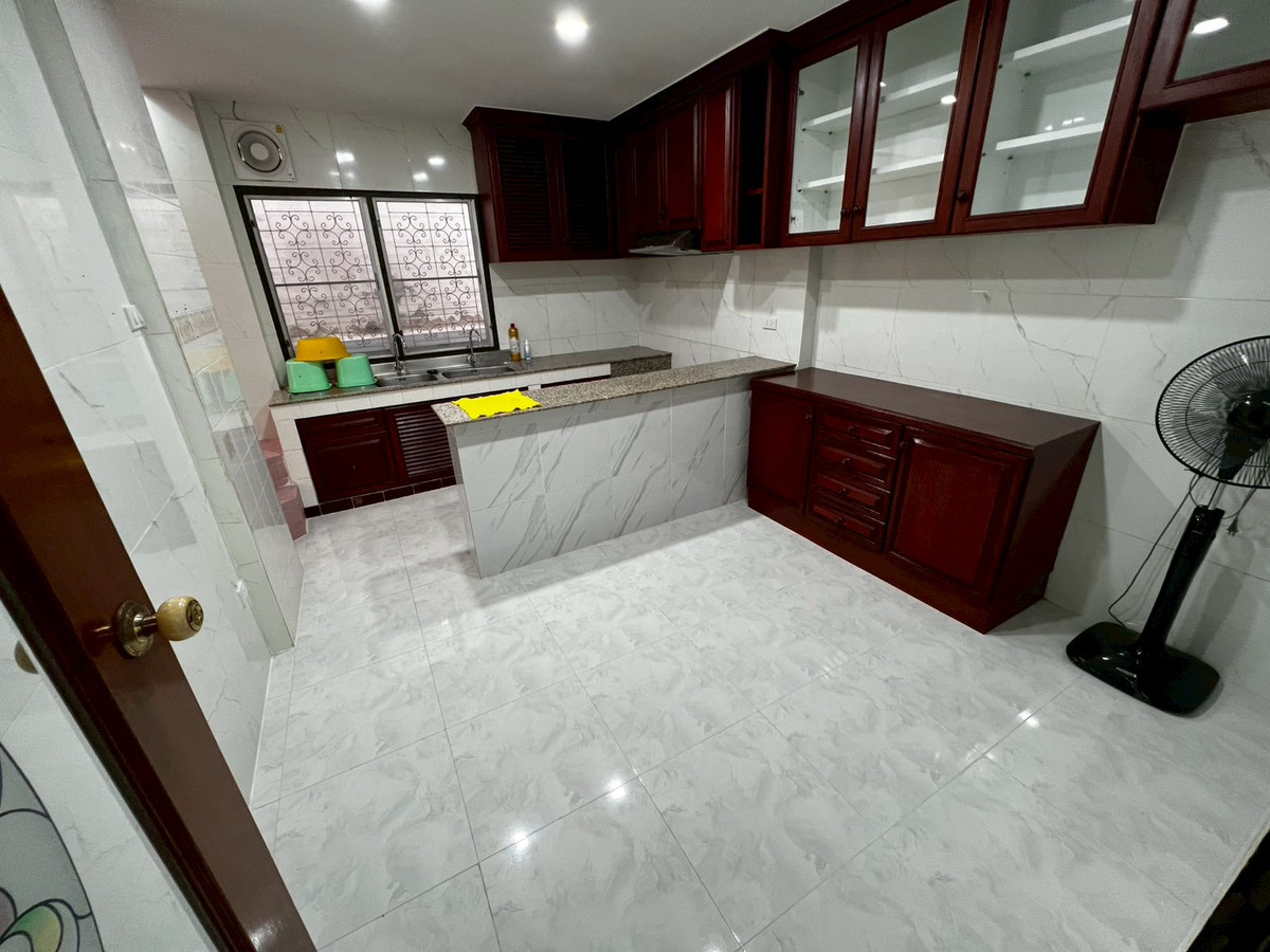 For RentHouseChaengwatana, Muangthong : Brand new, newly renovated 3-bedroom house behind Central Chaengwattana. 3-year lease only.