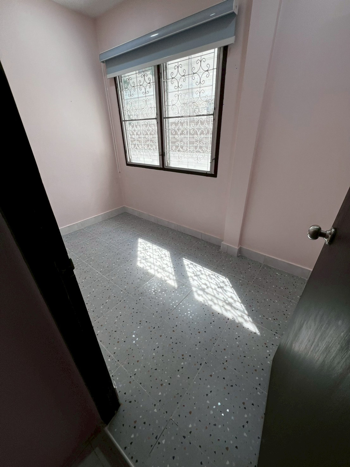 For RentHouseChaengwatana, Muangthong : Brand new, newly renovated 3-bedroom house behind Central Chaengwattana. 3-year lease only.