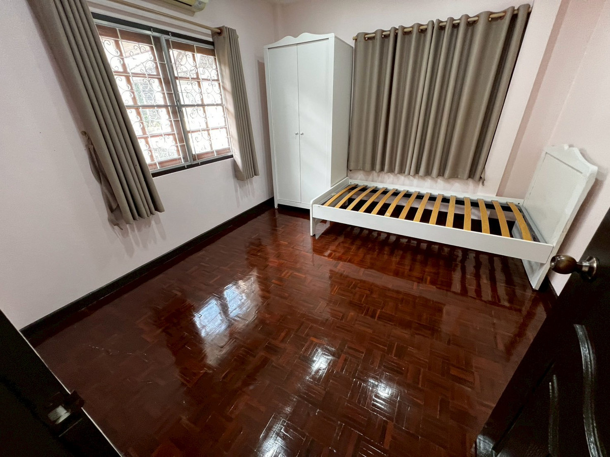 For RentHouseChaengwatana, Muangthong : Brand new, newly renovated 3-bedroom house behind Central Chaengwattana. 3-year lease only.