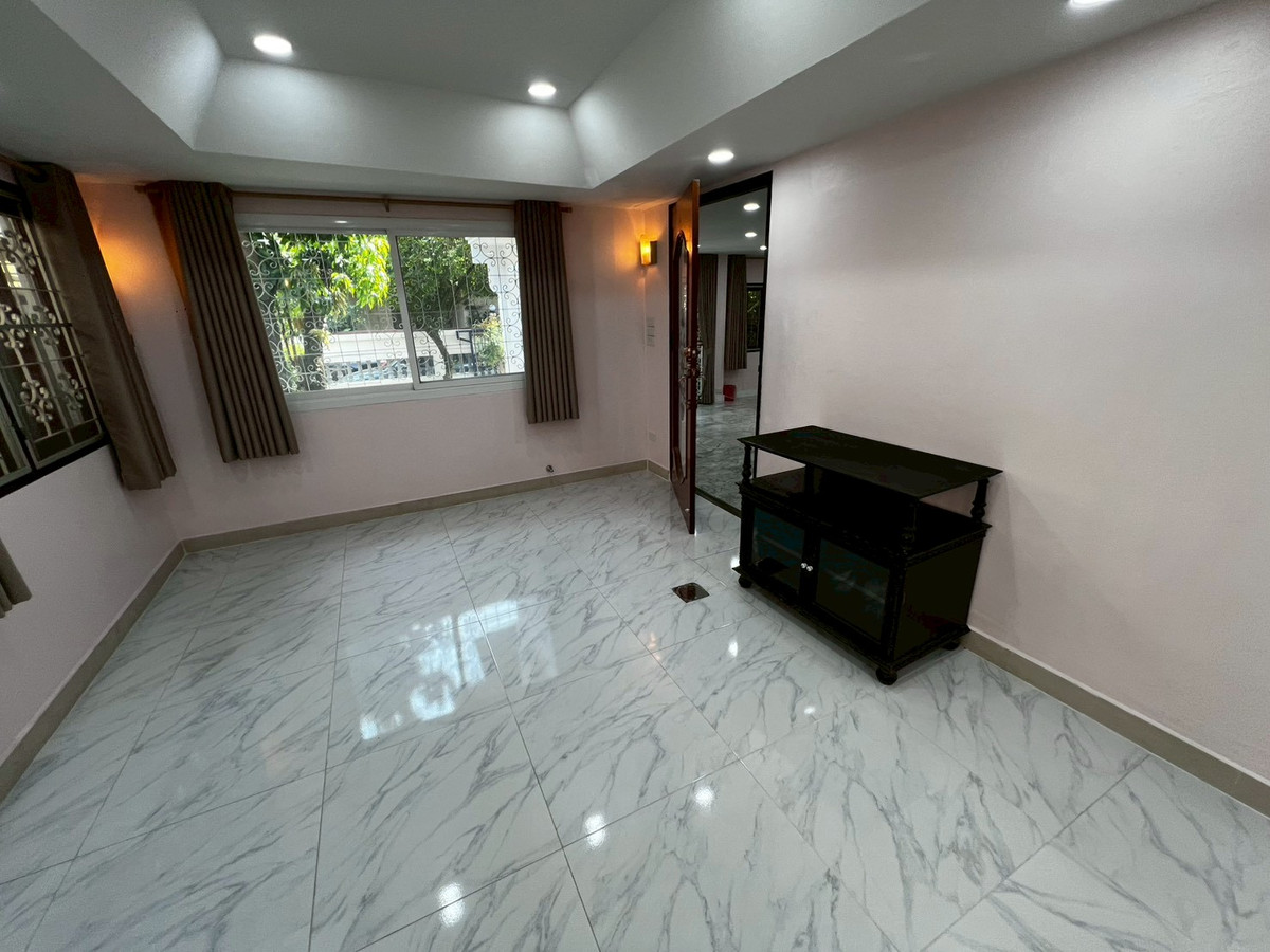 For RentHouseChaengwatana, Muangthong : Brand new, newly renovated 3-bedroom house behind Central Chaengwattana. 3-year lease only.