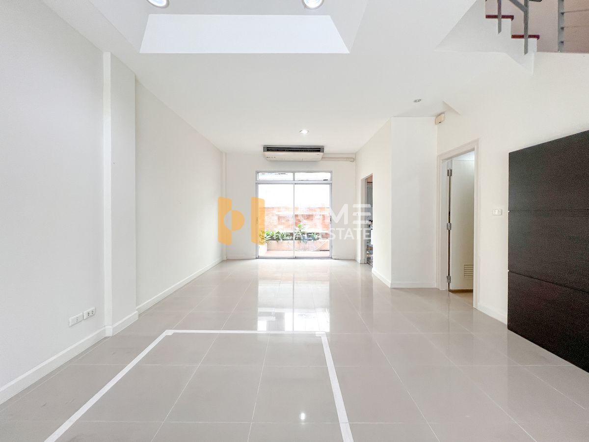 ขายทาวน์โฮมเกษตรศาสตร์ รัชโยธิน : ทาวน์โฮม 3 ชั้นรีโนเวท กับทำเลสุดปัง ย่านรัชวิภา ประชาชื่น 🔥 บ้านกลางเมือง มอนติ - คาร์โล / 3 ห้องนอน (ขาย), Baan Klang Muang Monte - Carlo / 3 Bedrooms (FOR SALE) BALL106