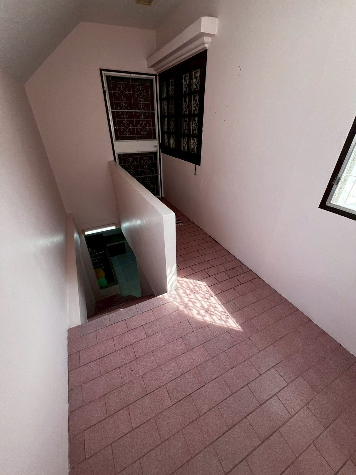 For RentHouseChaengwatana, Muangthong : Brand new, newly renovated 3-bedroom house behind Central Chaengwattana. 3-year lease only.