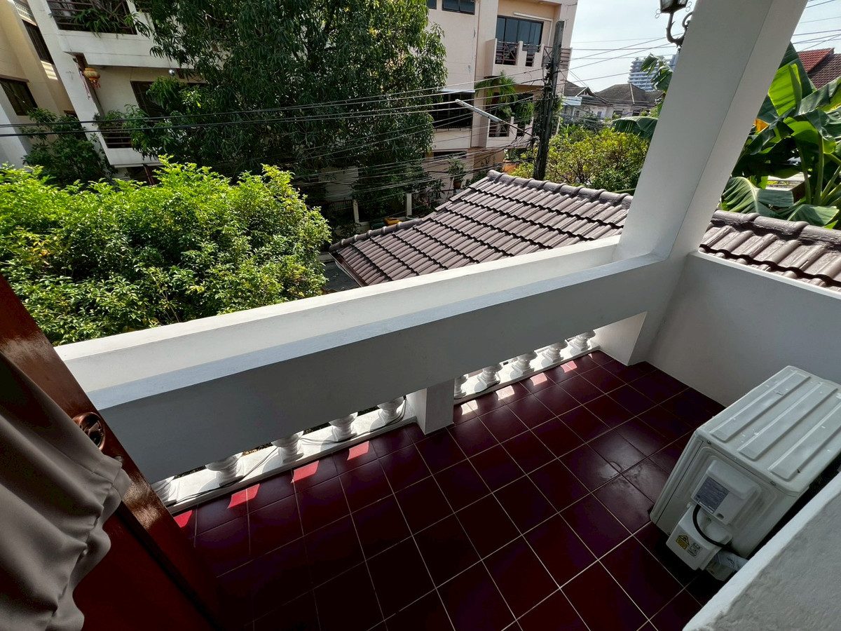 For RentHouseChaengwatana, Muangthong : Brand new, newly renovated 3-bedroom house behind Central Chaengwattana. 3-year lease only.