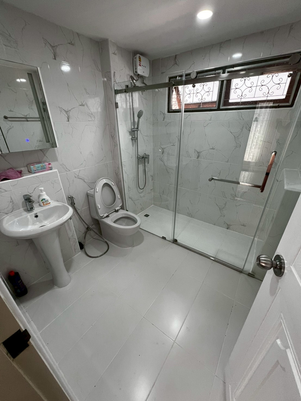 For RentHouseChaengwatana, Muangthong : Brand new, newly renovated 3-bedroom house behind Central Chaengwattana. 3-year lease only.