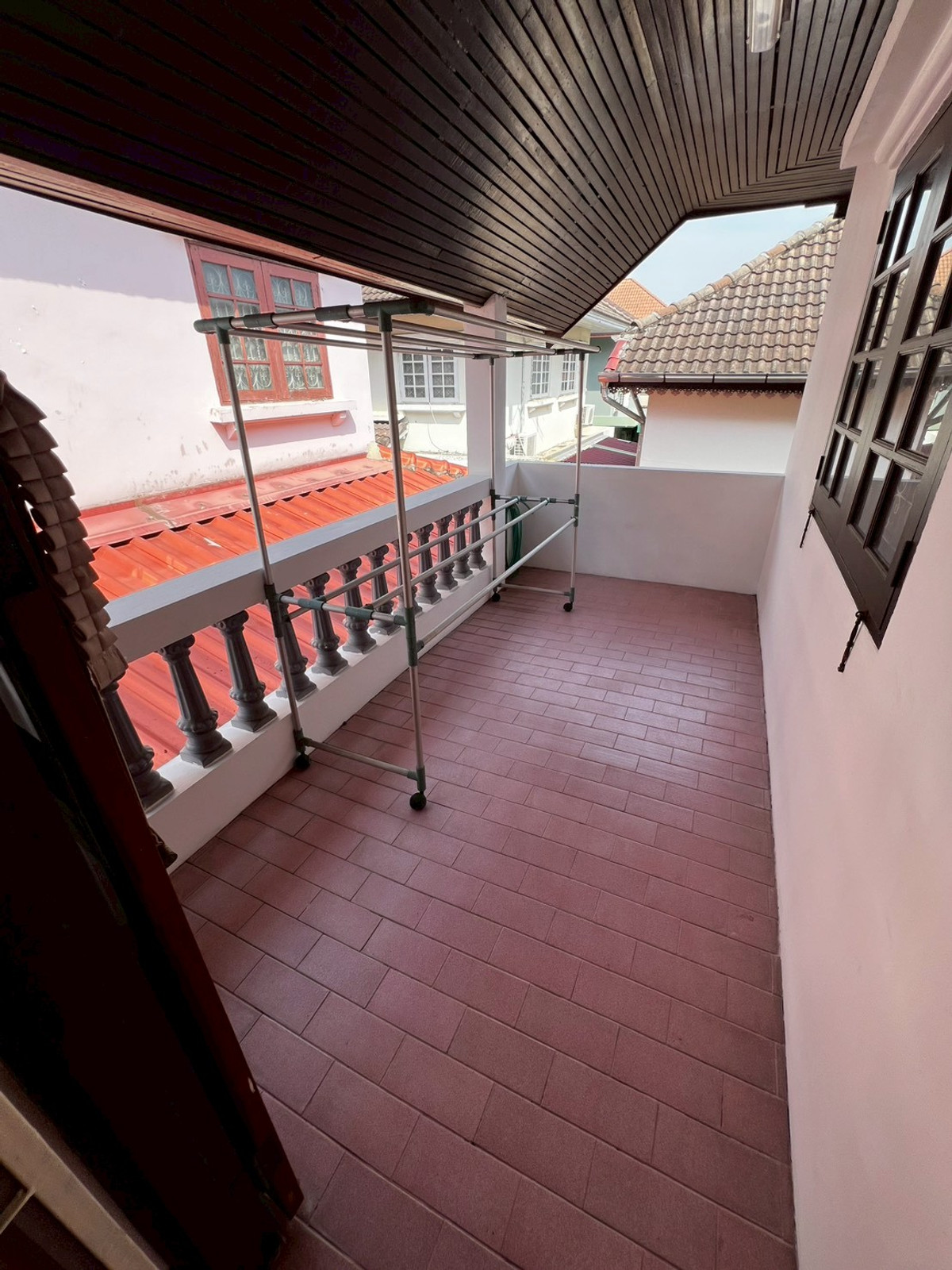 For RentHouseChaengwatana, Muangthong : Brand new, newly renovated 3-bedroom house behind Central Chaengwattana. 3-year lease only.