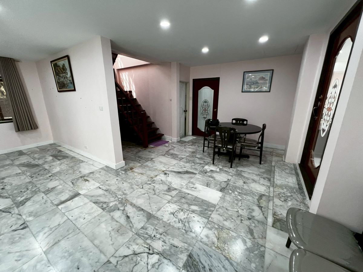 For RentHouseChaengwatana, Muangthong : Brand new, newly renovated 3-bedroom house behind Central Chaengwattana. 3-year lease only.