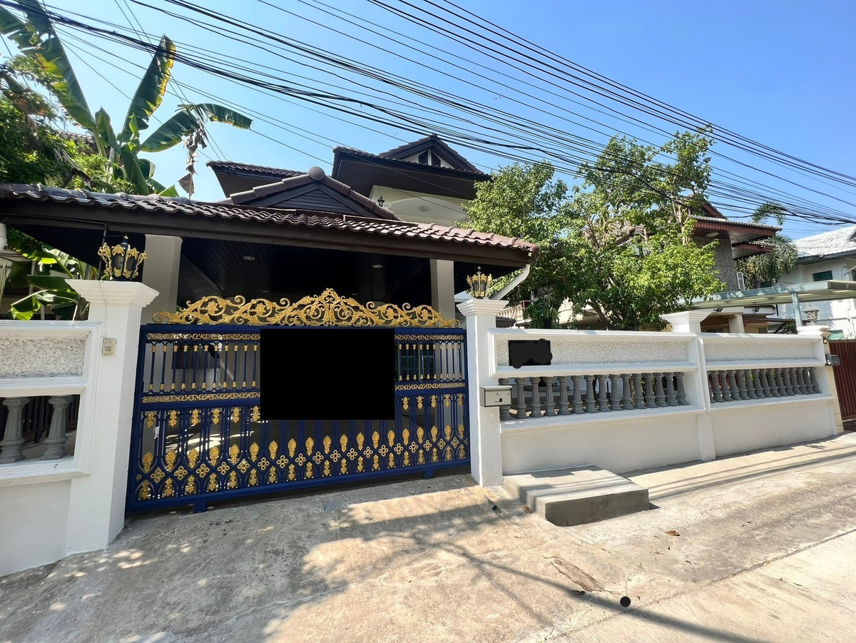 For RentHouseChaengwatana, Muangthong : Brand new, newly renovated 3-bedroom house behind Central Chaengwattana. 3-year lease only.