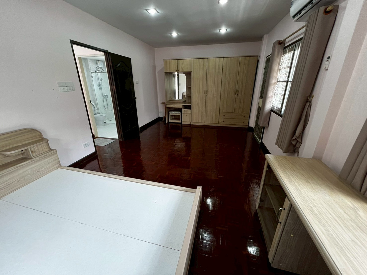 For RentHouseChaengwatana, Muangthong : Brand new, newly renovated 3-bedroom house behind Central Chaengwattana. 3-year lease only.