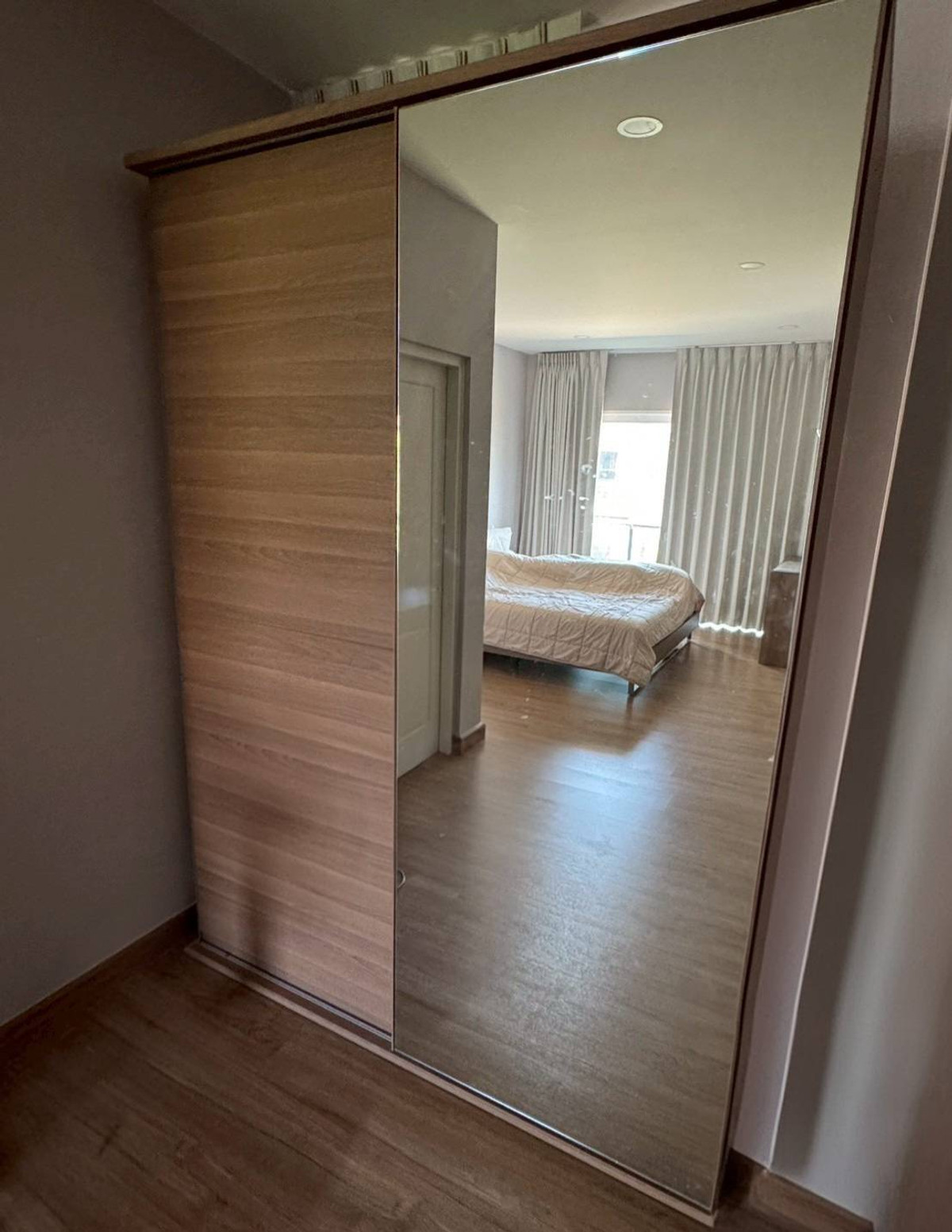 For RentHousePathum Thani,Rangsit, Thammasat : Large house type, 4 bedrooms, 3 bathrooms, full A/C and curtains. Furniture can be included or excluded.