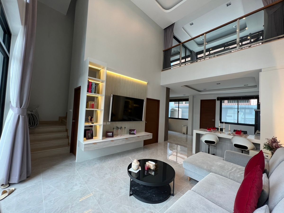 ให้เช่าทาวน์โฮมโชคชัย4 ลาดพร้าว71 : 🏡 บ้านเดี่ยวหรูให้เช่า ลาดพร้าว–โชคชัย 4  เหมาะสำหรับครอบครัว 4 ห้องนอน พร้อมอยู่ พื้นที่กว้าง ที่จอดรถ 2 คัน ใกล้เซ็นทรัลอีสต์วิลล์ เดินทางสะดวก