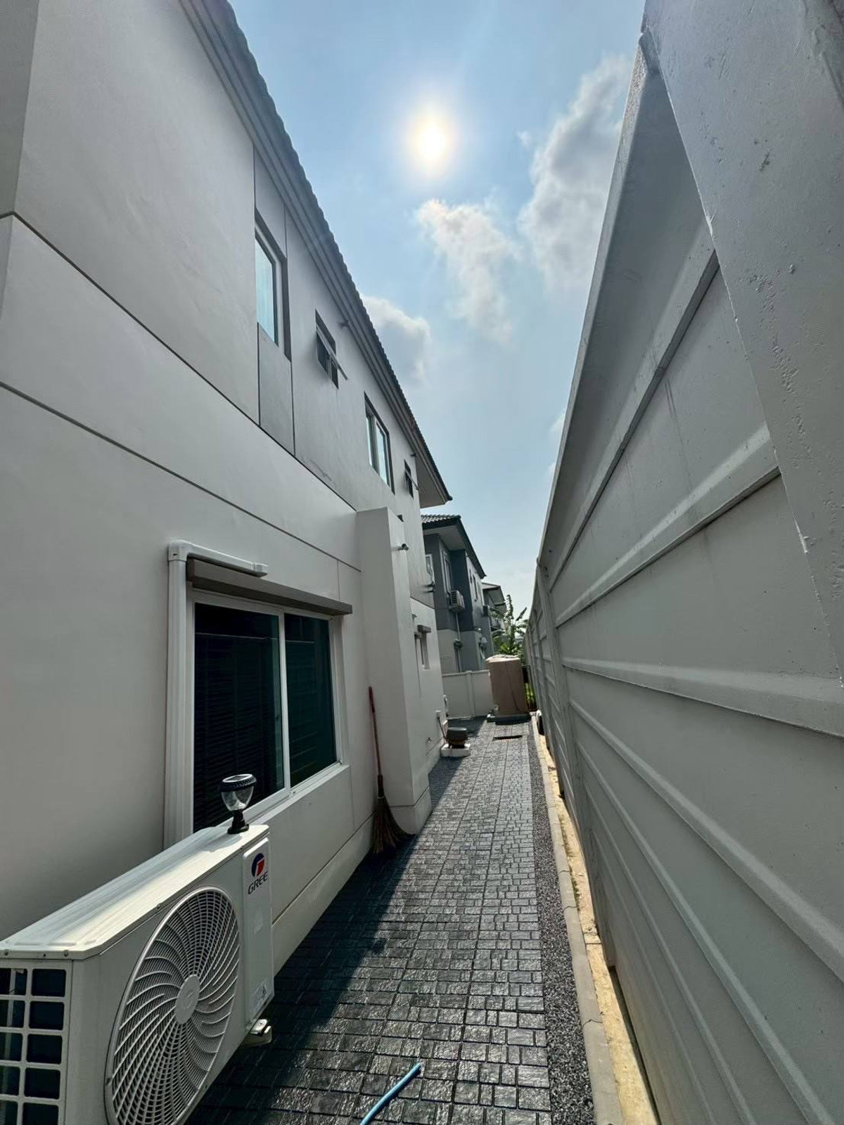 For RentHousePathum Thani,Rangsit, Thammasat : Large house type, 4 bedrooms, 3 bathrooms, full A/C and curtains. Furniture can be included or excluded.