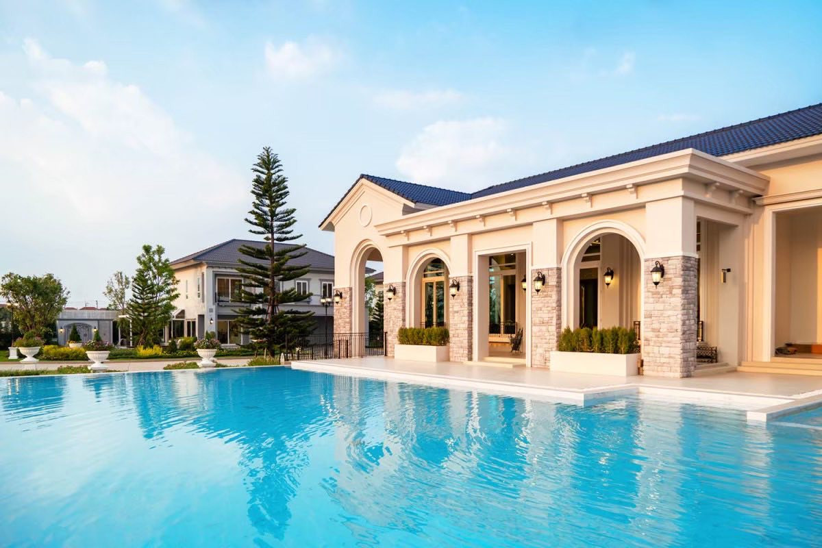 For RentHousePathum Thani,Rangsit, Thammasat : 4bedroom house, fully furnished, friendly neighbors, 10-minute drive to the airport.