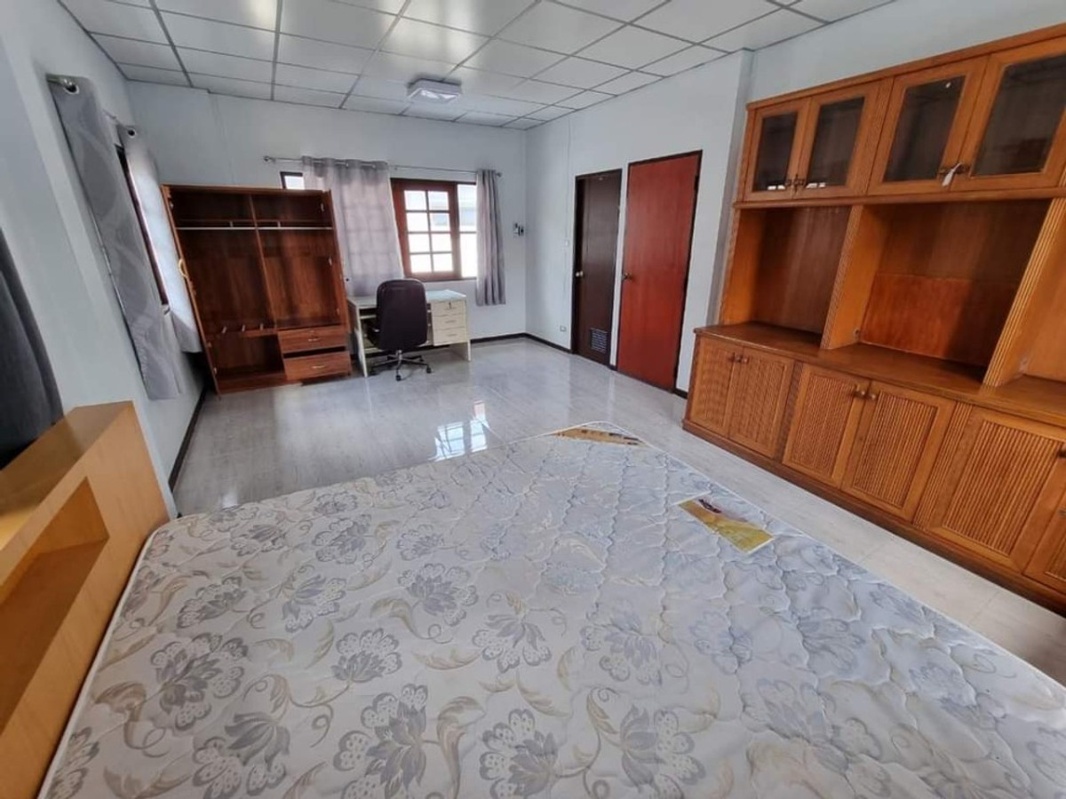 For RentHouseNonthaburi, Bang Yai, Bangbuathong : 3bedroom 2bathroom house with separate maid's room, near the Purple Line MRT and main road.