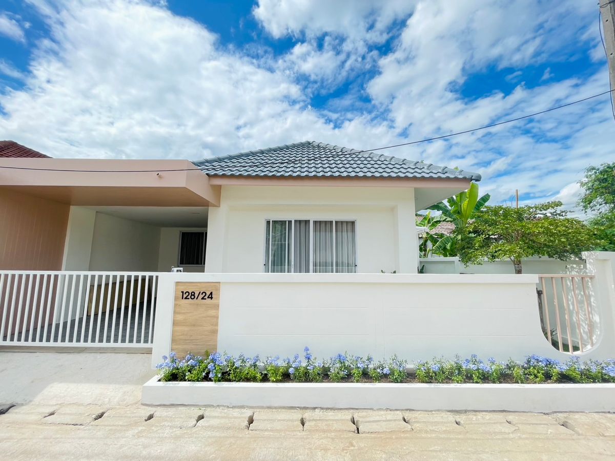 For RentHouseChiang Mai : - Single storey house for rent with 3 bedrooms,2 toilets and 1 kitchen. 