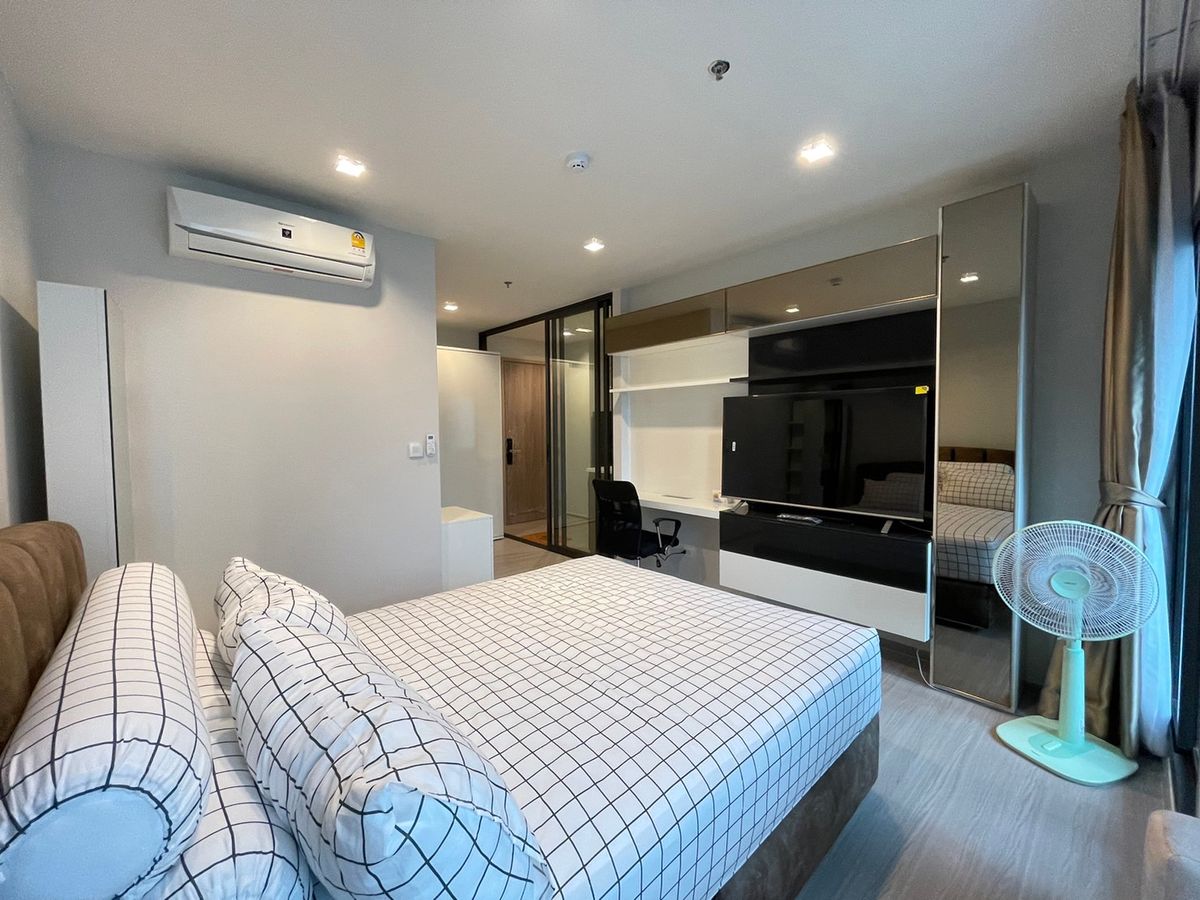 ให้เช่าคอนโดท่าพระ ตลาดพลู วุฒากาศ : Life Sathorn Sierra วิวสระ ห้องสวยมาก ว่างให้เช่า