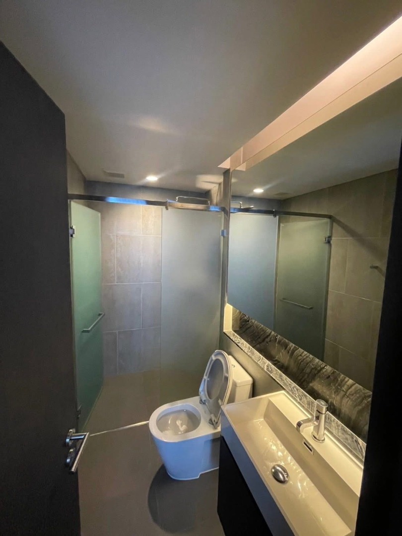 For RentCondoSukhumvit, Asoke, Thonglor : 🔥For urgent rent🔥The Lumpini 24 is a high-rise condo with full furniture, ready to move in, next to BTS Phrom Phong.