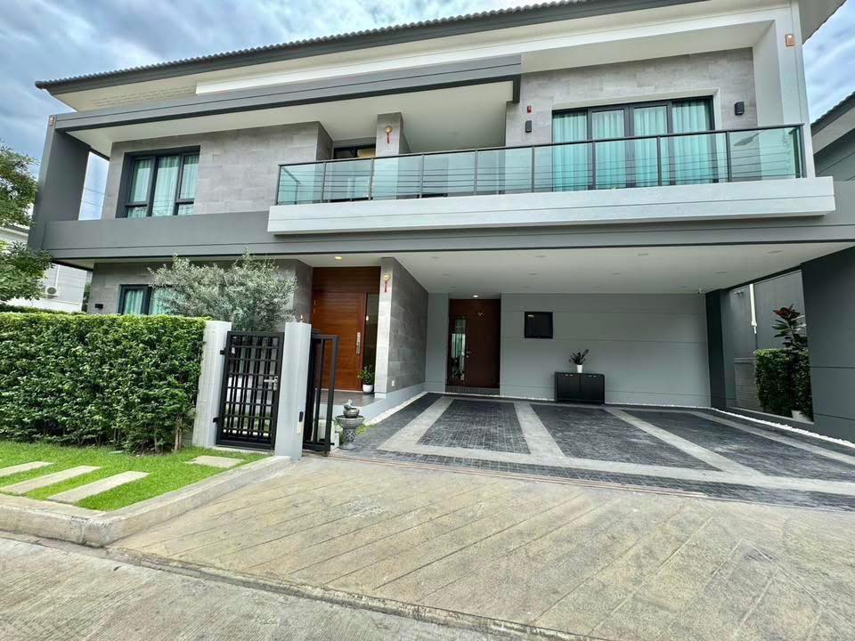 For RentHouseBangna, Bearing, Lasalle : 📍Thecity Bangna The second-largest house in the project, corner plot on the main road Only 800 meters from Mega Bangna Only 500 meters from the expressway