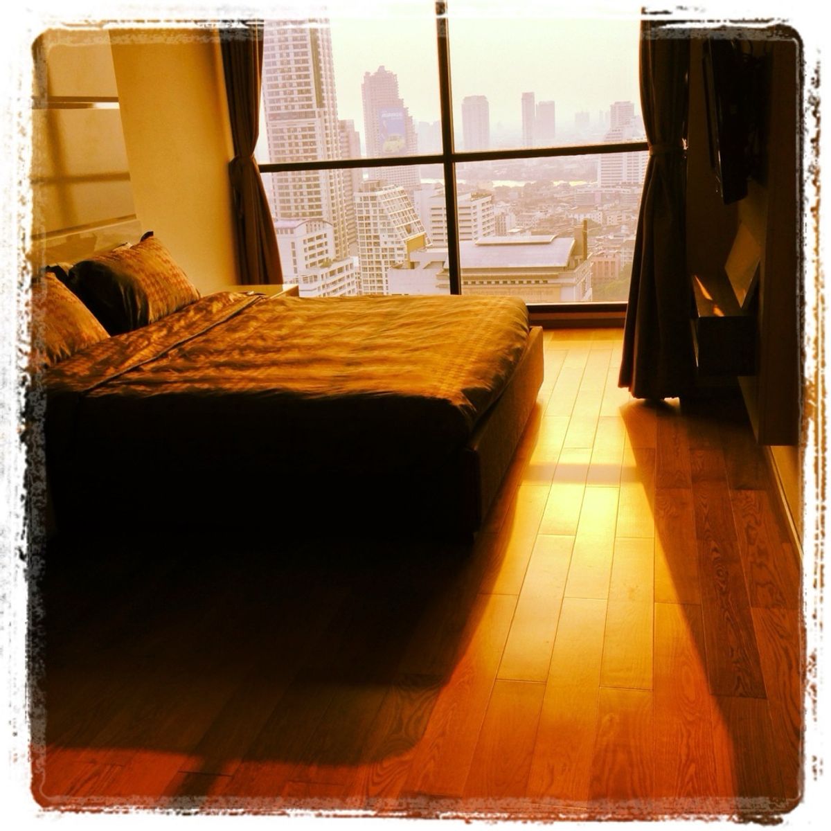 For RentCondoSathorn, Narathiwat : Stunning Sunset River View Condo for Rent
