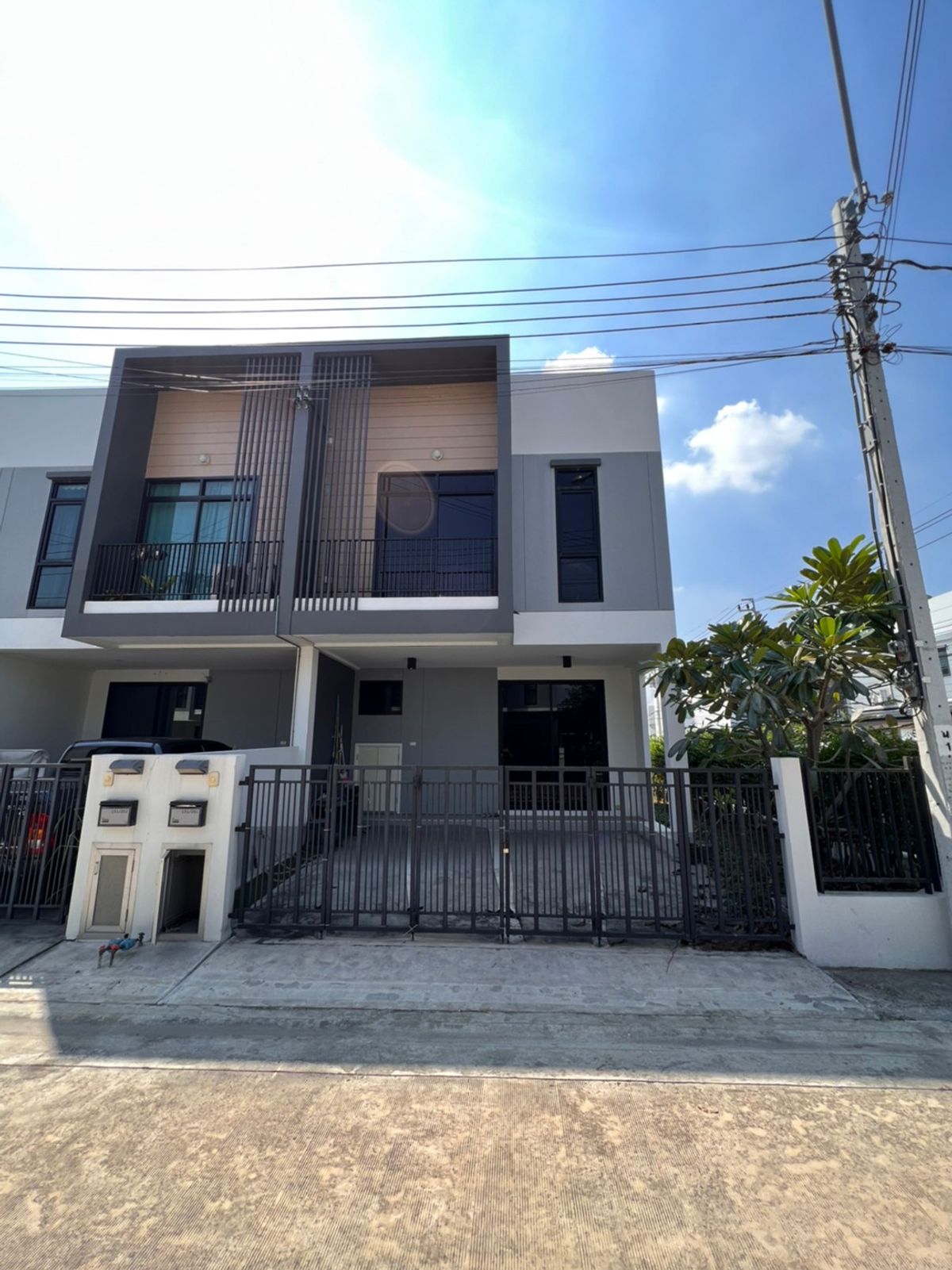 For RentHousePathum Thani,Rangsit, Thammasat : Beautiful corner townhome, 3 bedrooms, on Thed Ratchan Road, near Rangsit University and Don Mueang Airport