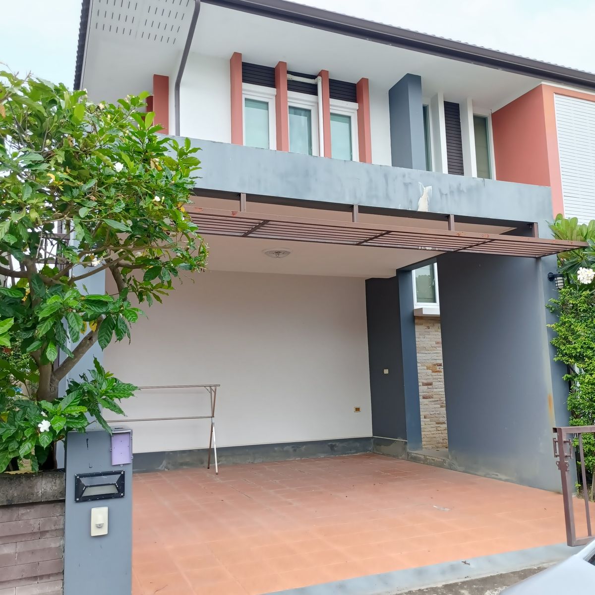 For RentHouseChiang Mai : Rent a 2 -story house in the back corner project. There are 4 bedrooms, 3 bathrooms, 1 kitchen, can park 2 cars.