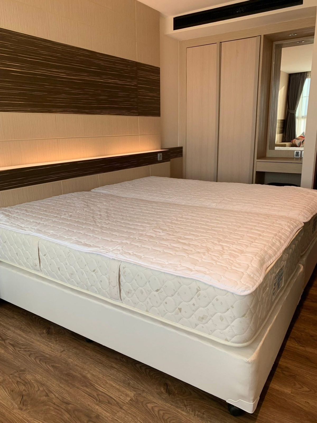 For RentCondoChiang Mai : Rent The Pool Suite Condo, Chiang Mai. Condo can do Airbnb | Large room 115 sq.m. | 3rd floor, Building 3, located in Mae Hia-Hang Dong zone, convenient to travel near the airport and the city of Chiang Mai.