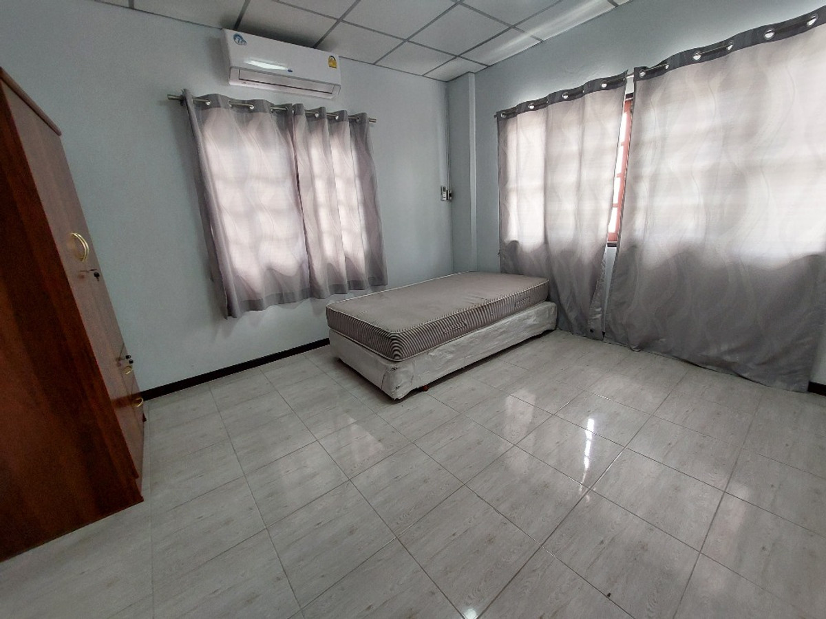 For RentHouseNonthaburi, Bang Yai, Bangbuathong : 3bedroom 2bathroom house with separate maid's room, near the Purple Line MRT and main road.