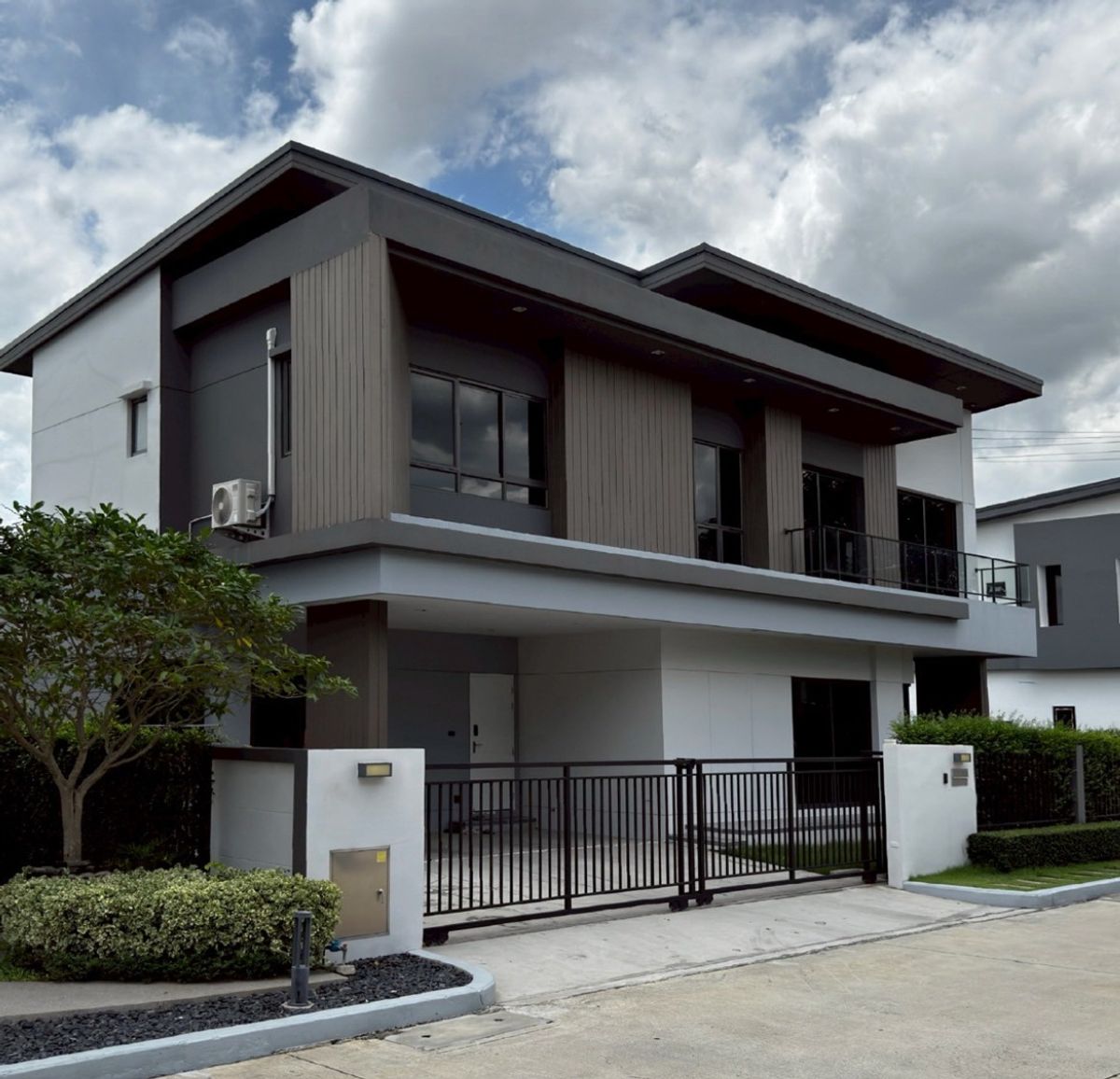 ขายบ้านลาดกระบัง สุวรรณภูมิ : 🔥(ขาย) บ้านใหม่  แปลงมุม คุ้มสุด! ✨Venue ID Motorway Rama 9  / 5 Bedroom (FOR SALE) / 5 ห้องนอน (ขาย) แจ้ง Code M300