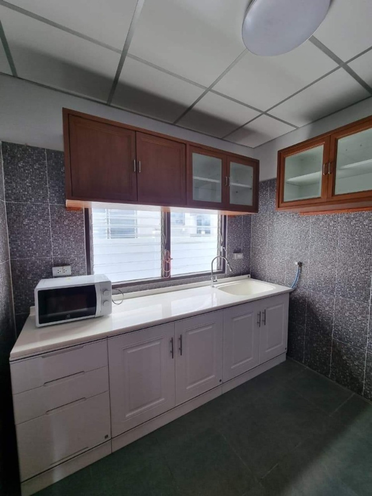 For RentHouseNonthaburi, Bang Yai, Bangbuathong : 3bedroom 2bathroom house with separate maid's room, near the Purple Line MRT and main road.