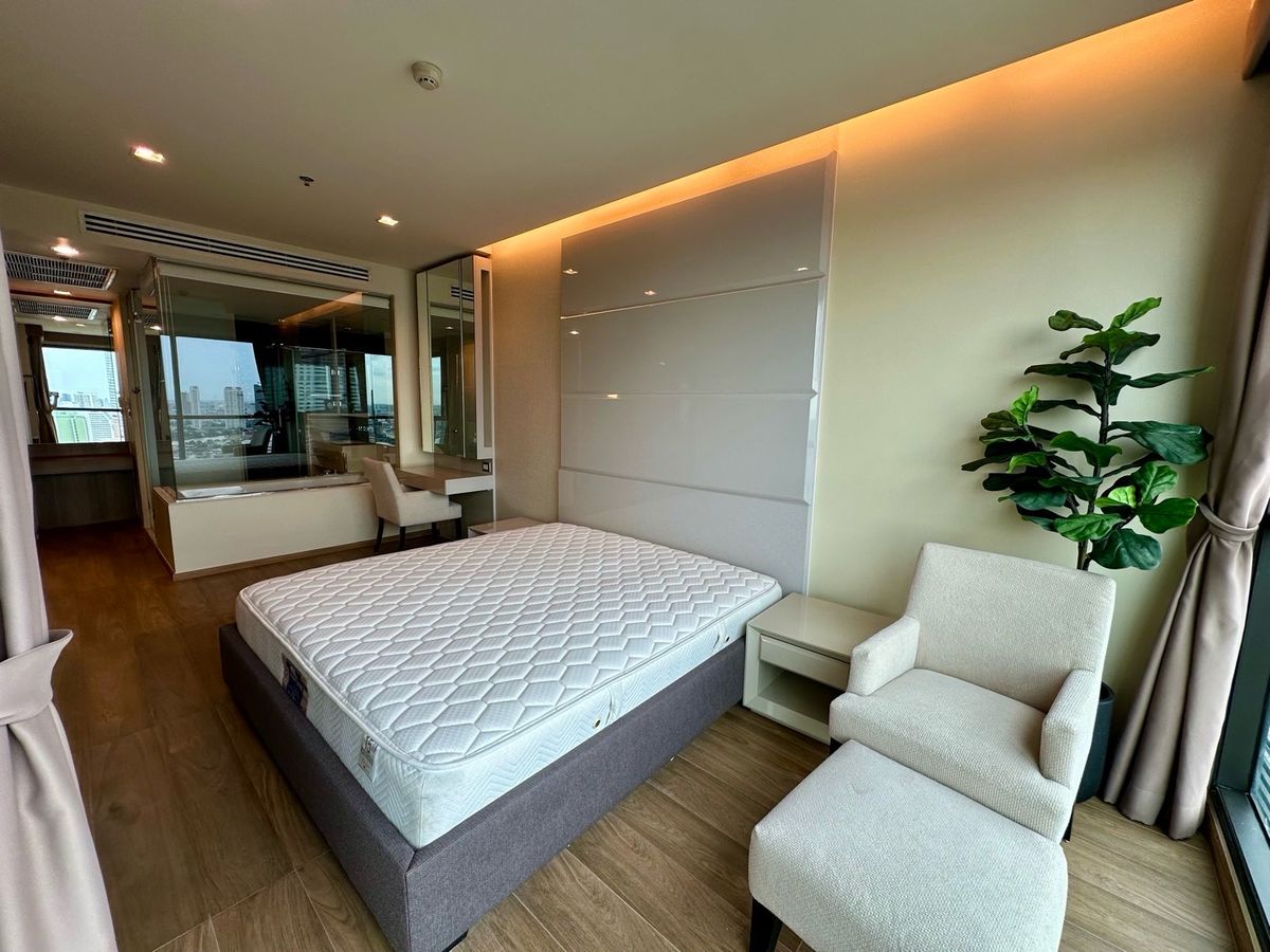 For RentCondoSathorn, Narathiwat : 🔥For urgent rent🔥The Address Sathorn, luxury condo, beautiful view, fully furnished, ready to move in, only 150 m. from BTS Saint Louis station.