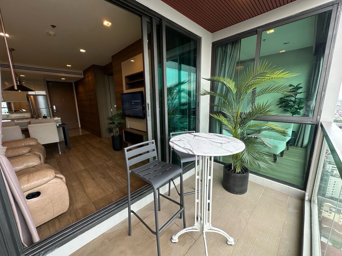 For RentCondoSathorn, Narathiwat : 🔥For urgent rent🔥The Address Sathorn, luxury condo, beautiful view, fully furnished, ready to move in, only 150 m. from BTS Saint Louis station.