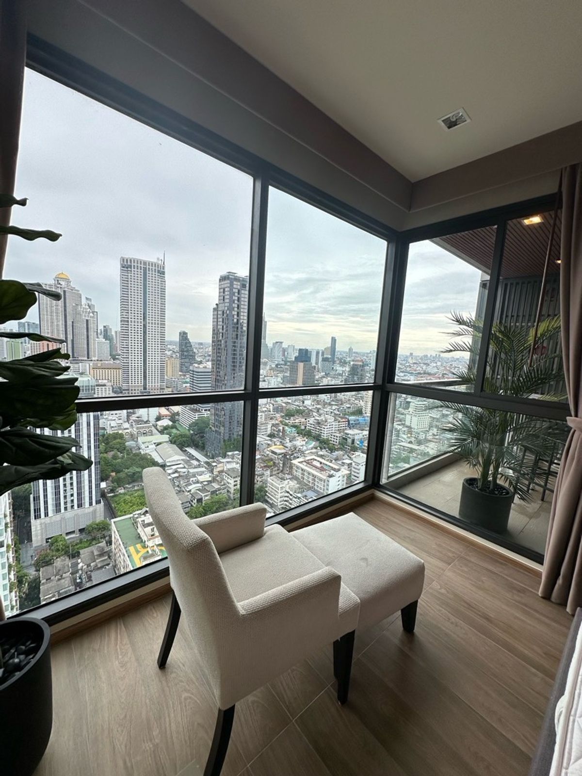 For RentCondoSathorn, Narathiwat : 🔥For urgent rent🔥The Address Sathorn, luxury condo, beautiful view, fully furnished, ready to move in, only 150 m. from BTS Saint Louis station.
