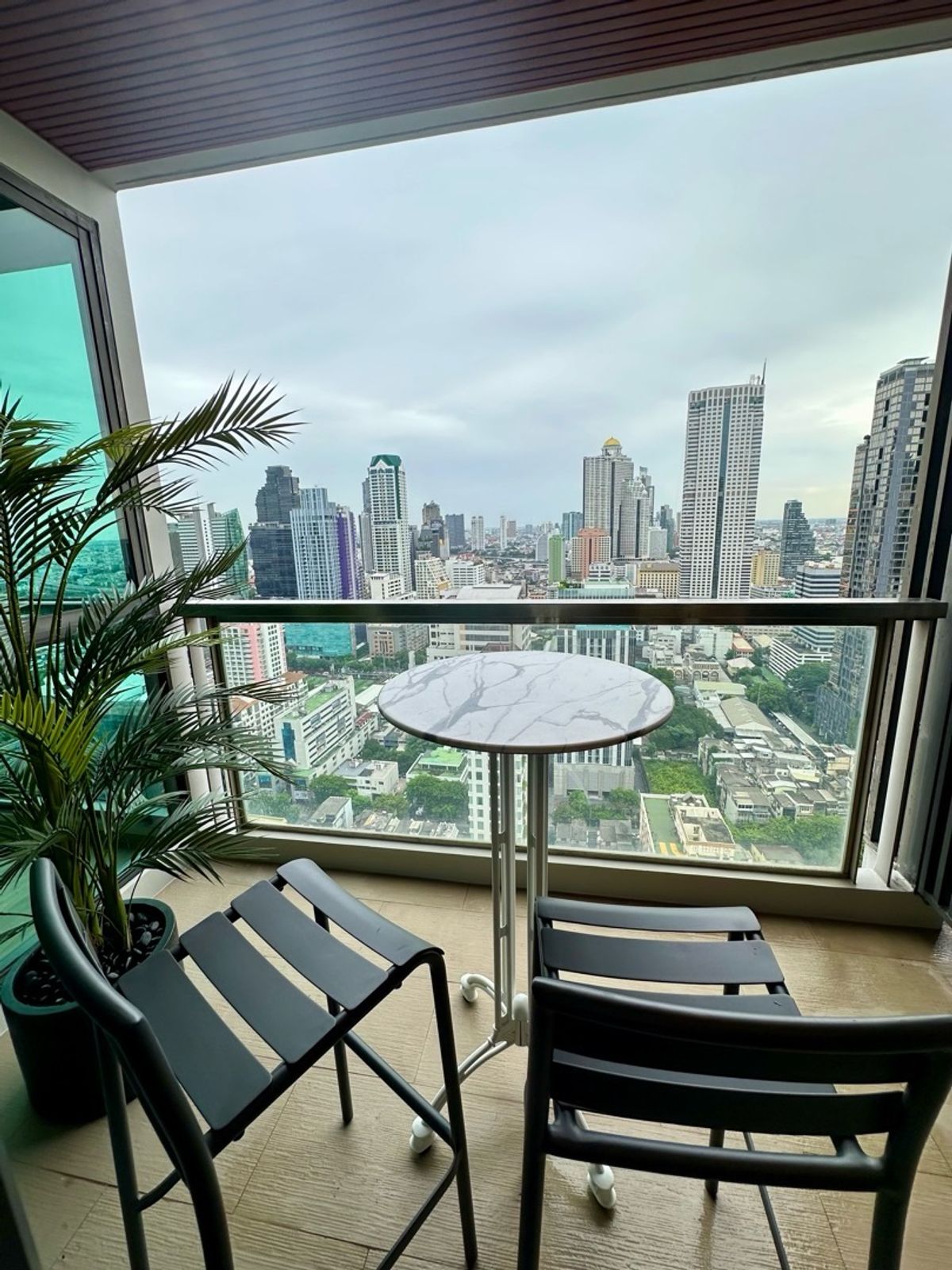 For RentCondoSathorn, Narathiwat : 🔥For urgent rent🔥The Address Sathorn, luxury condo, beautiful view, fully furnished, ready to move in, only 150 m. from BTS Saint Louis station.