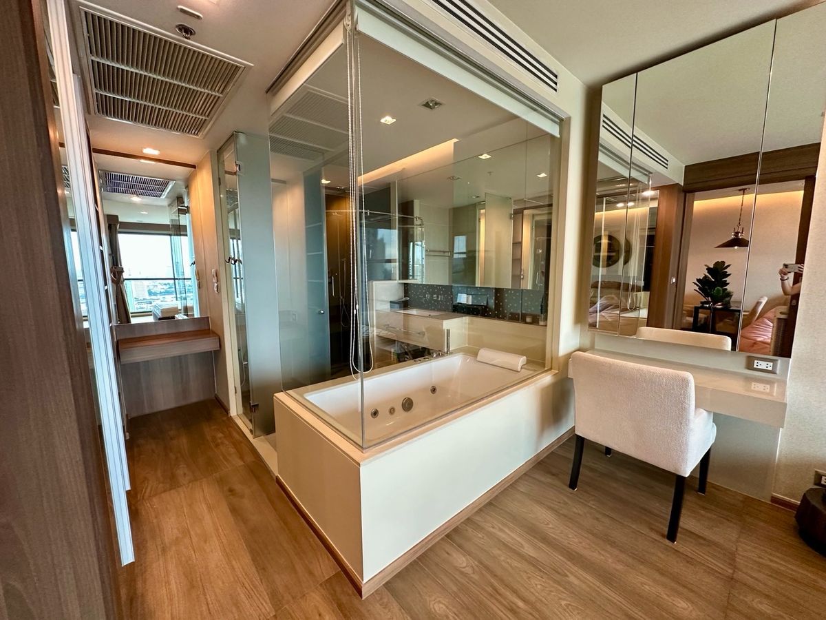 For RentCondoSathorn, Narathiwat : 🔥For urgent rent🔥The Address Sathorn, luxury condo, beautiful view, fully furnished, ready to move in, only 150 m. from BTS Saint Louis station.