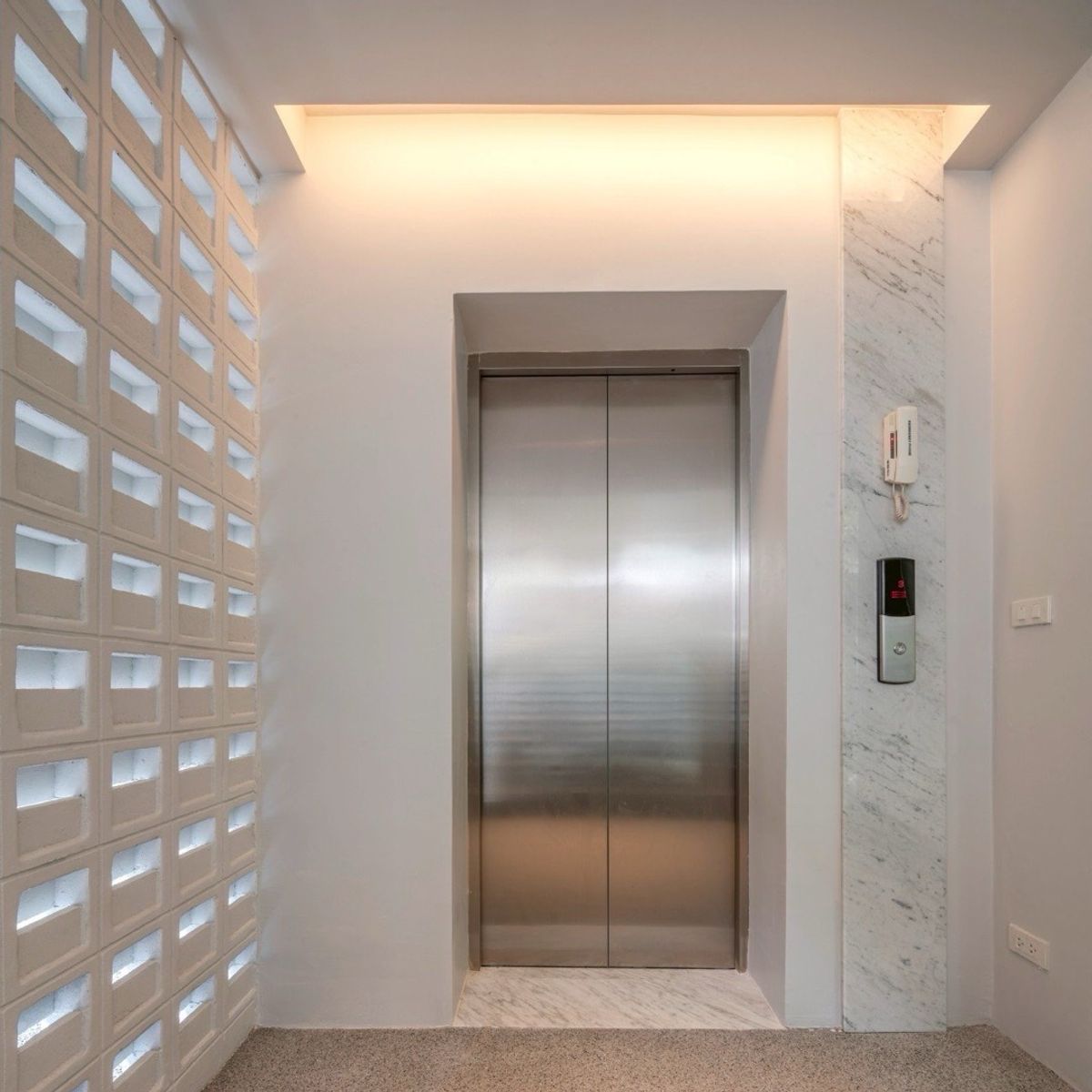 สำนักงานอ่อนนุช อุดมสุข : 📢👇 ขายพร้อมผู้เช่า – รับรายได้แบบ Passive Income ถึง ส.ค. 2571 อาคารสำนักงานพร้อมลิฟต์ส่วนตัว ทำเลใจกลางเมือง เดินทางสะดวก ใกล้ทางด่วนและถนนสายหลักหลายเส้น เชื่อมต่อทุกย่านได้ง่าย เหมาะต่อการดำเนินธุรกิจและต่อยอดในอนาคต