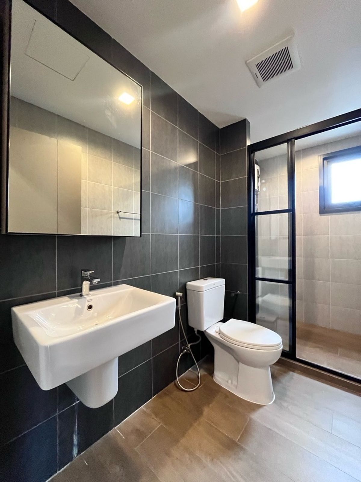 For RentCondoRama9, Petchburi, RCA : Urgent rent* The base garden rama9 *2 bedrooms, 1 bathrooms, no cracks **